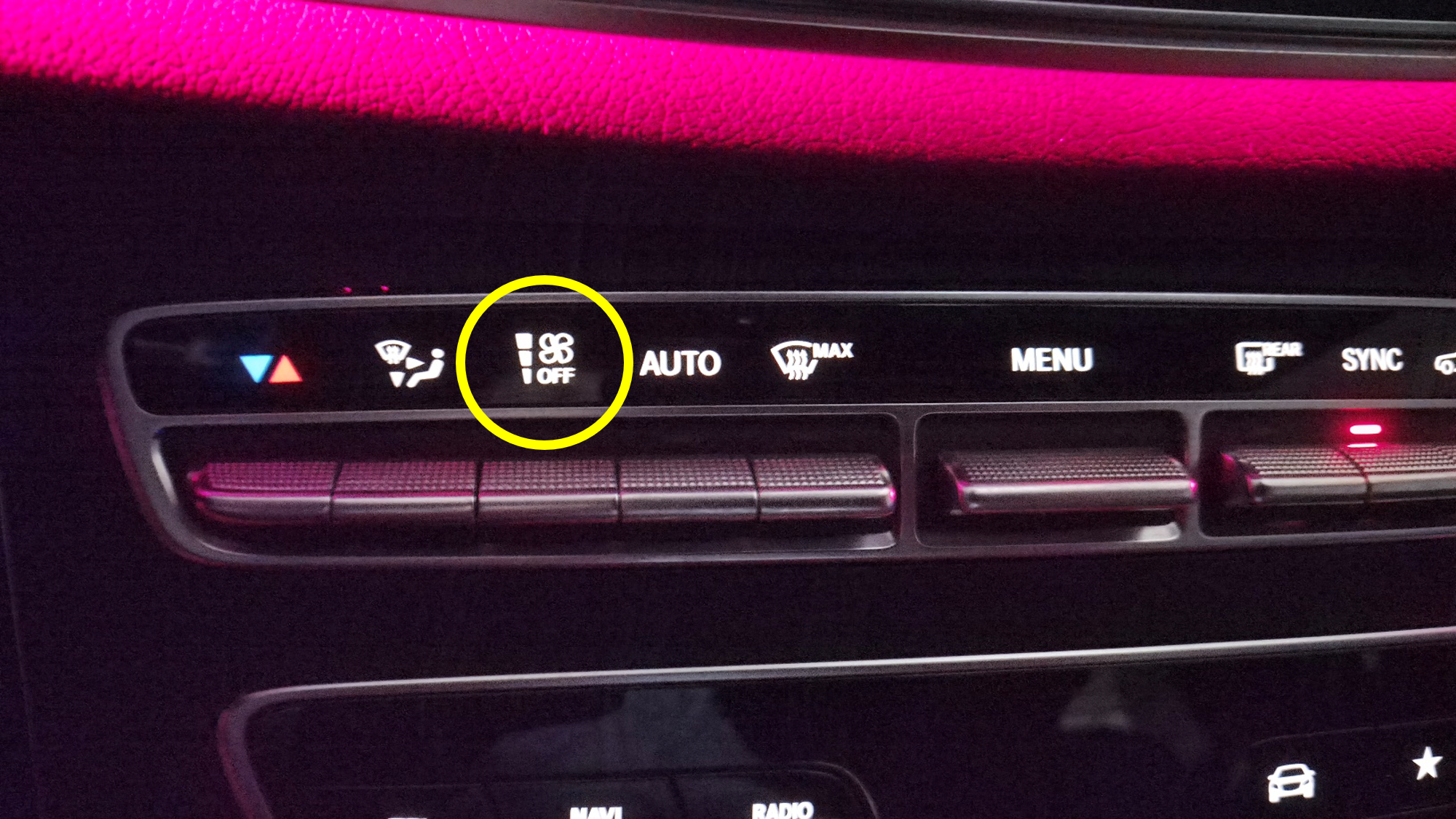 벤츠 E-Class 에어컨 풍량 조절 버튼. 팬 속도를 높이거나 줄이는 OFF/단계 표시가 함께 보이는 패널