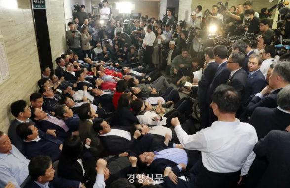 나경원 황교안 송언석 패스트트랙 빠루 검찰구형 이철규 민경욱 실형선고 국회법위반 국회선진화법