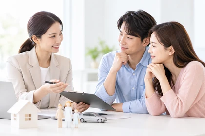 보험 가입 전 상담 내용을 확인하는 모습5