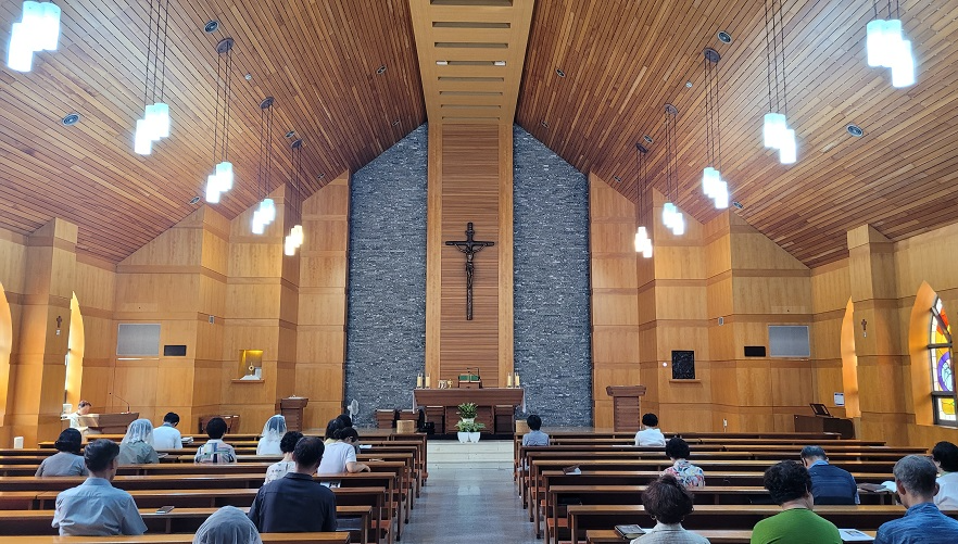 청주 모충동성당 안 제대, 제단, 감실, 십자고상 사진