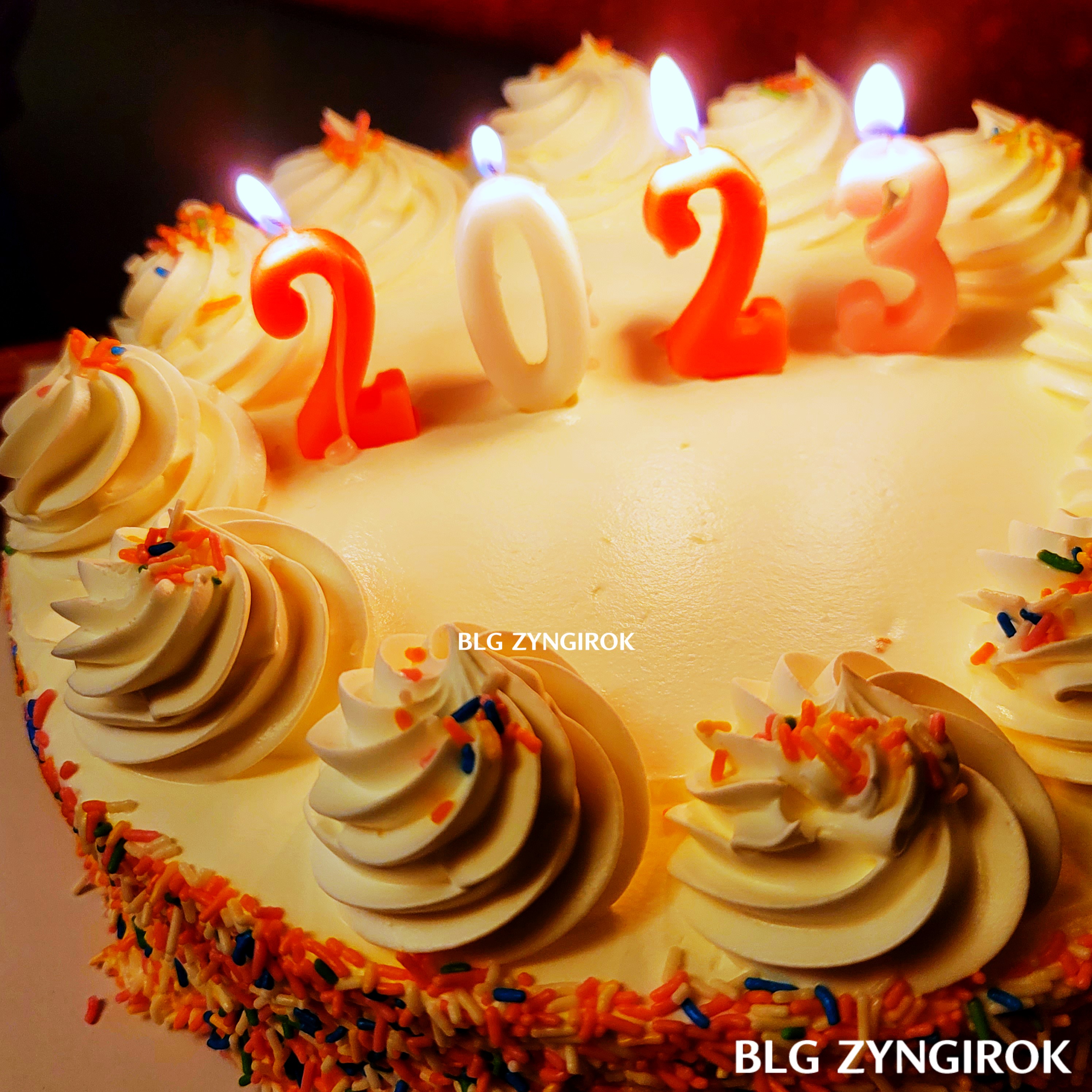 코스트코-케익에-2023-촛불이-불을-밝히고-있다.