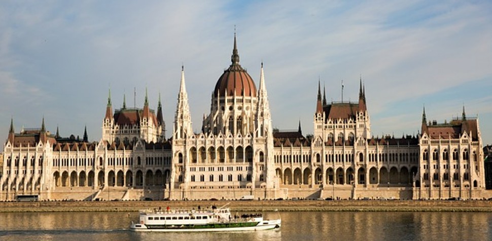부다페스트에 있는 헝가리 상징인 의회