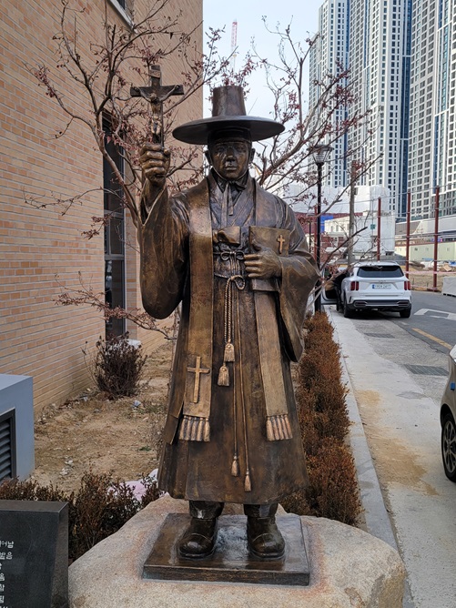 대전 선화동성당의 주보성인 성 김대건 안드레아 사제 동상입니다.