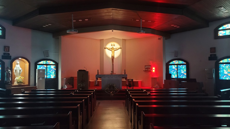 공릉동성당 성전 안 십자고상, 제단, 제대, 성모상