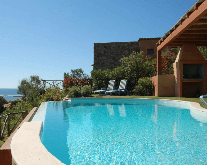 맑은 물이 담겨있는 수영장 사진