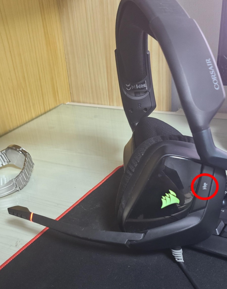 커세어-헤드셋-빛-마이크-버튼-2