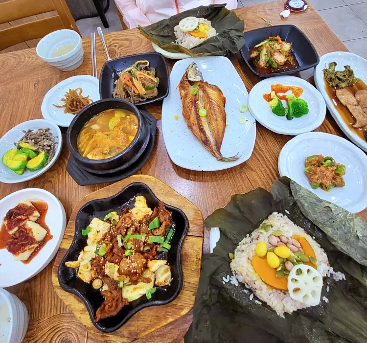투데이 맛있는 메뉴 밥이보약 건강밥상 연잎밥에 흑돼지 제육볶음 쌈밥 맛있는 식당 추천 부산 장전동 부산대역 맛집