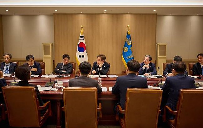 서울 용산구 대통령실 청사에서 열린 비상경제점검 TF 2차 회의에서 이재명 대통령이 회의를 주재하고 있는 사진