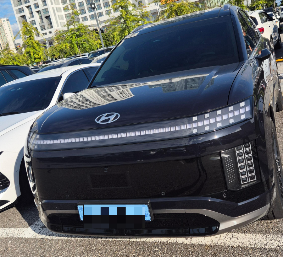 현대 아이오닉9 (Hyundai Ioniq 9) 전기차 외관, sleek and futuristic design