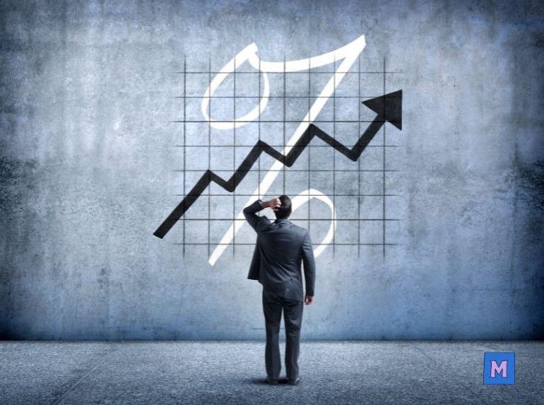 복리 투자 효과를 보여주는 상승 차트 앞에서 성장을 바라보는 비즈니스맨의 모습 via canva