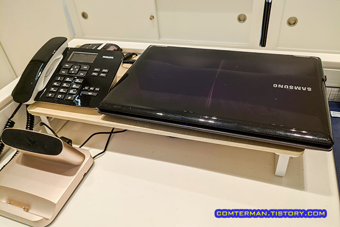 모니터 받침대 노트북과 유선전화