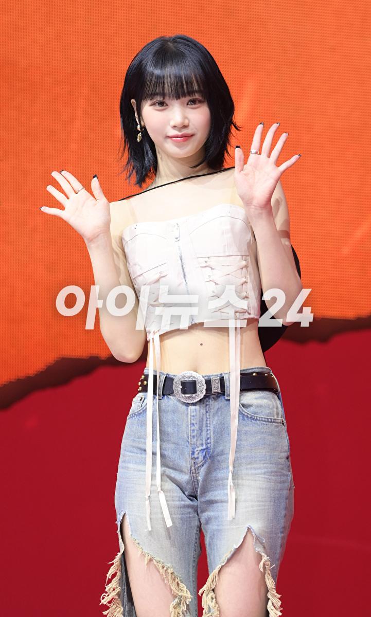 그룹 르세라핌 김채원이 1일 오후 서울 광장동 예스24라이브홀에서 열린 르세라핌(LE SSERAFIM) 첫 번째 정규 앨범 &#39;언포기븐&#39;(UNFORGIVEN) 미디어 쇼케이스에 참석해 포즈를 취하고 있다. [사진=정소희 기자]