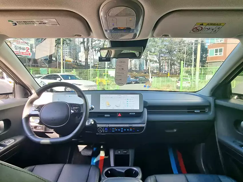 대여한 아이오닉 5 실내입니다.