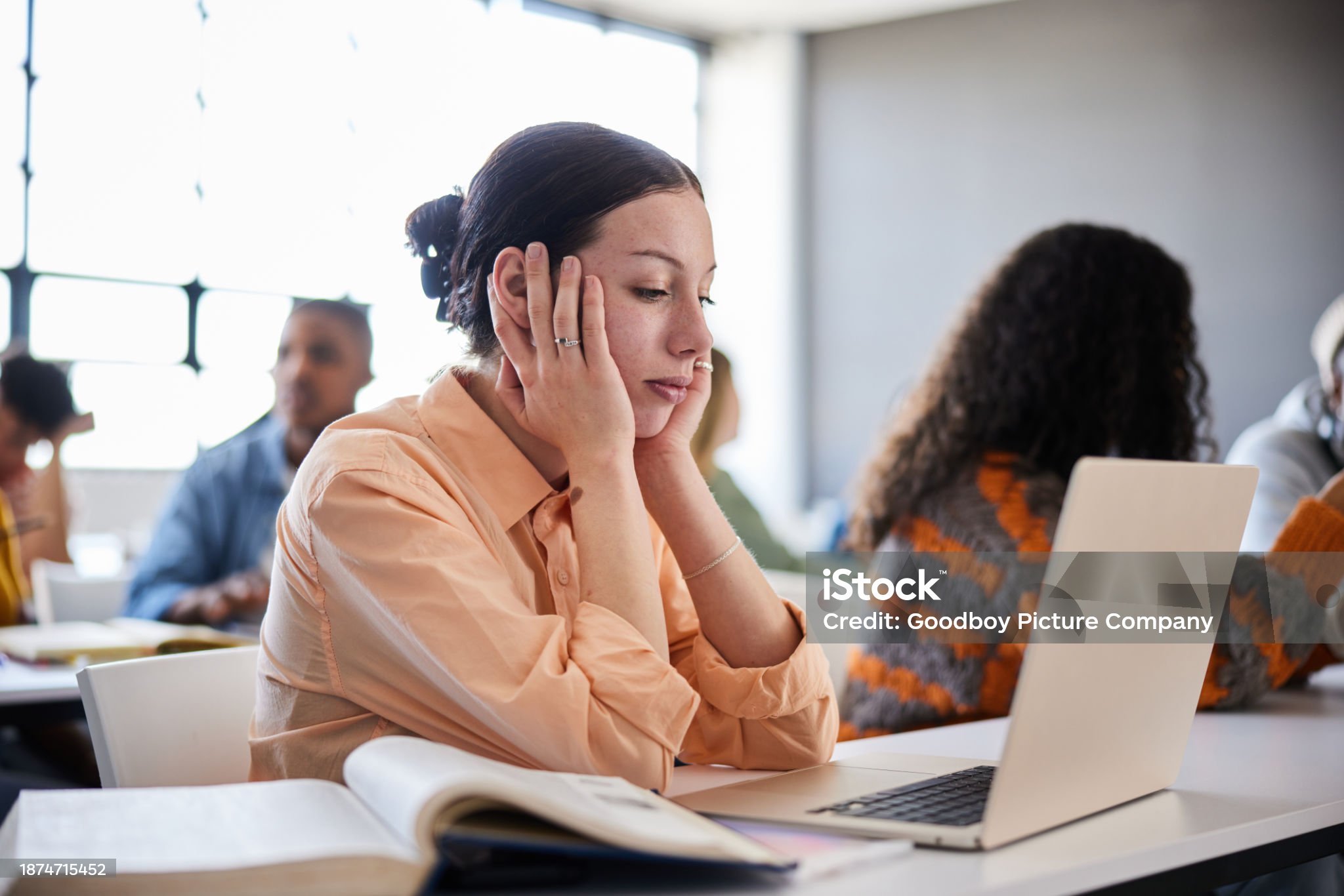 수업 중 산만해 보이는 여학생