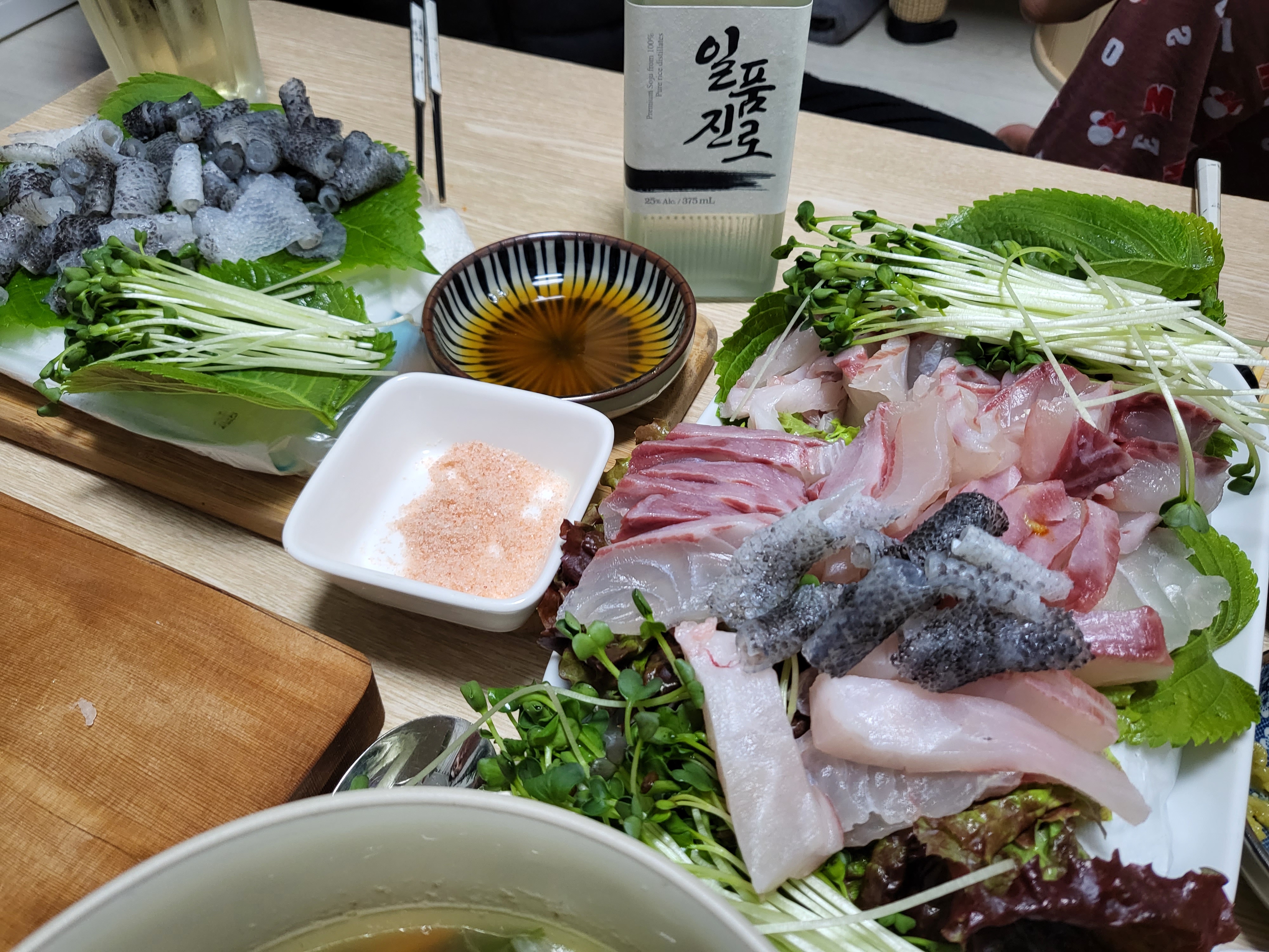 소주는 격에 맞게 일품진로로 준비