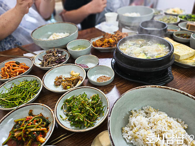 푸짐한 나물과 제육볶음이 함께 나오는 대청마루 보리밥