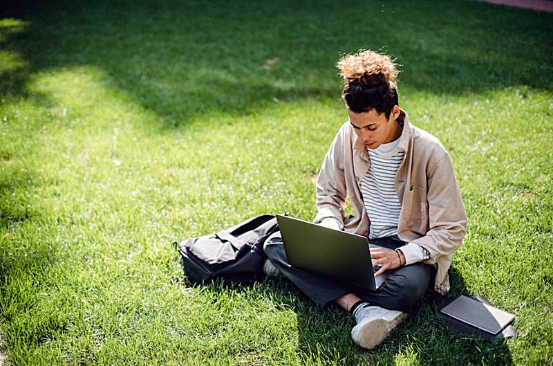잔디밭에서-노트북으로-일을-하는-모습
