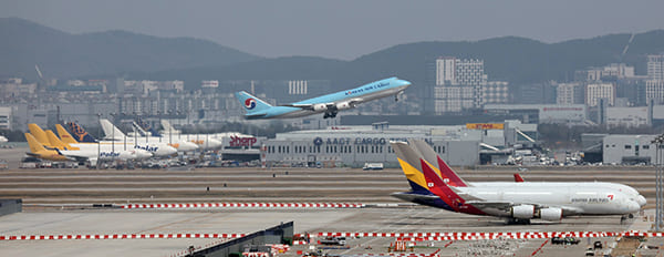 &lsquo;국제선 단계적 일상회복 방안&rsquo; 추진...5월부턴 국제선 하늘길도 활짝 열린다