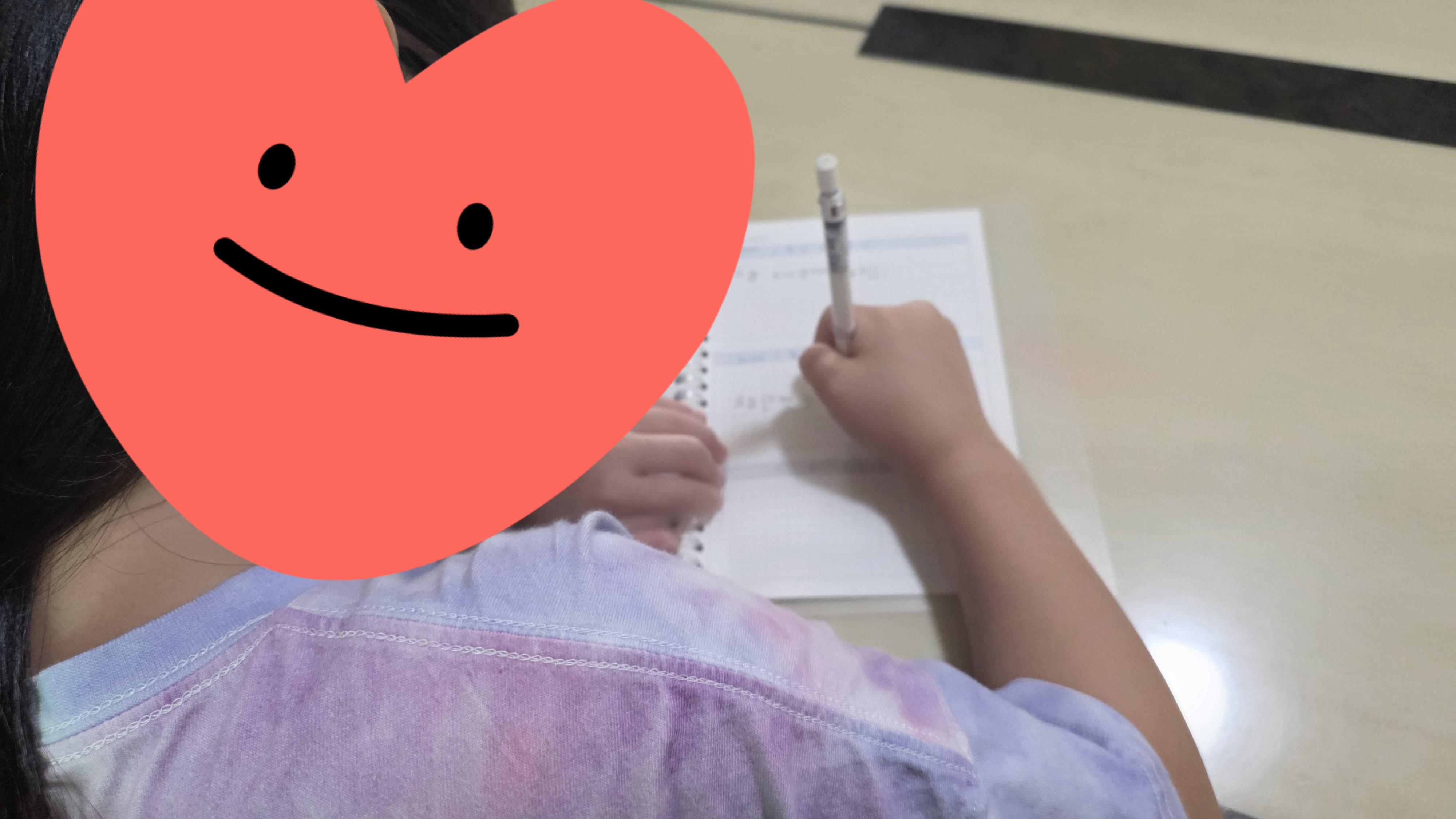 생각과 느낌을 정리하며 하루 10분 메모 글쓰기를 하고 있는 모습