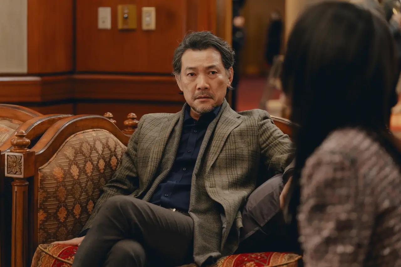 홍성신이 김은재를 바라보고 있는 모습