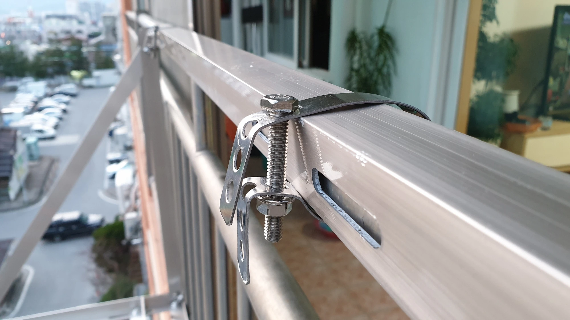 실외기 거치대 상단 고정 모습