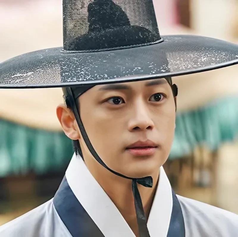 세작, 매혹된 자들에서 김명하 역을 맡은 배우 이신영