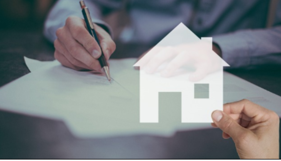 집과 대출금 계산하는 모습의 이미지