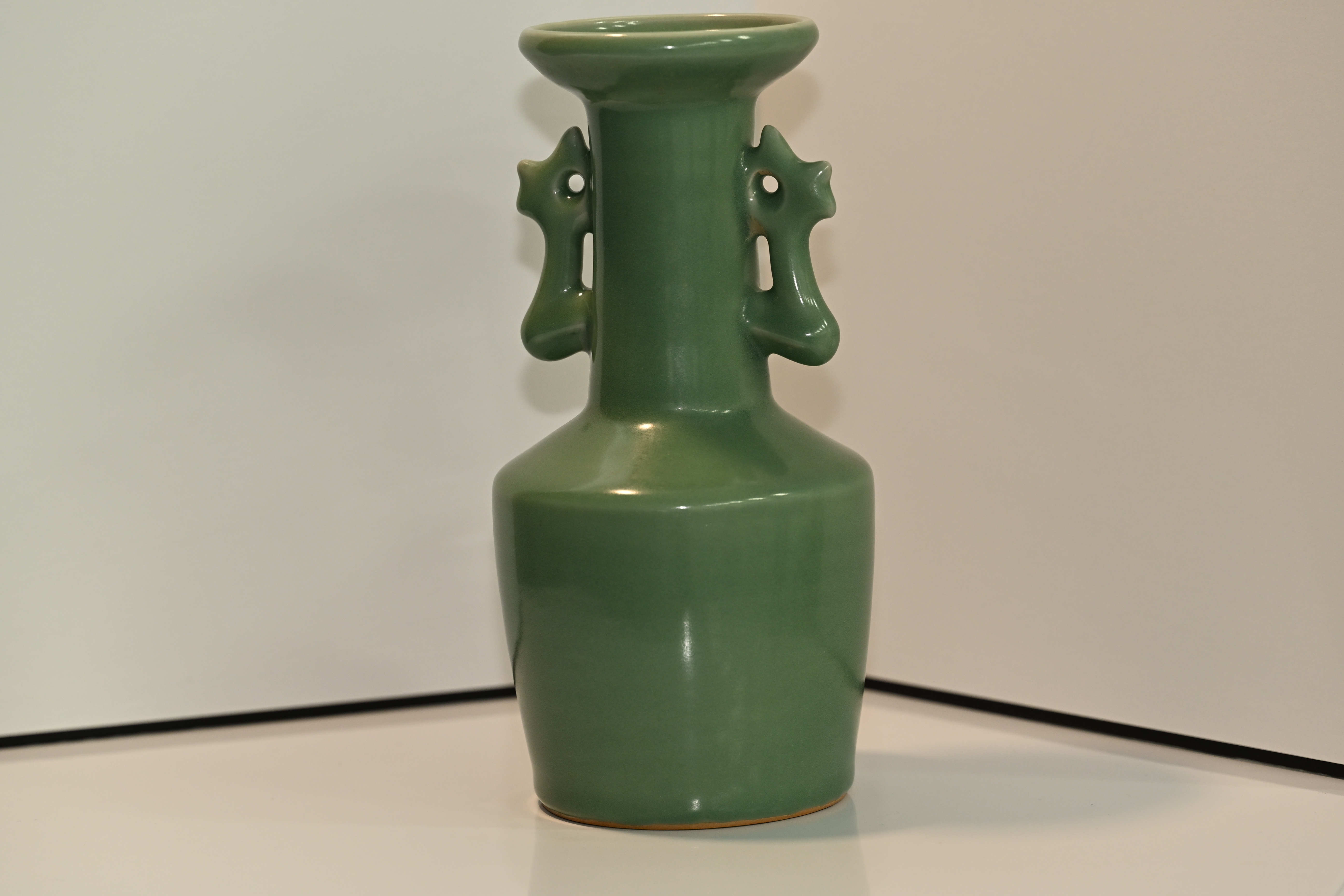 * **名称 Description:** 宋代龙泉窑双凤耳盘口瓶 (송대 용천요 쌍봉이 반구병)
* **年代 Period:** 宋 代 (송대)
* **质地 Quality:** 陶 瓷 (도자)
* **尺寸 Size:** 高: 24cm 口径: 9cm 底足: 9.5cm