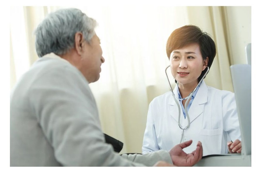 의사에게 진료 받는 환자 이미지