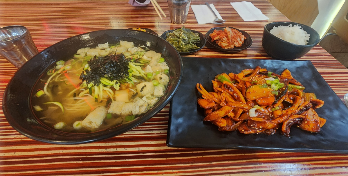 잔치 국수와 오징어 볶음 이미지