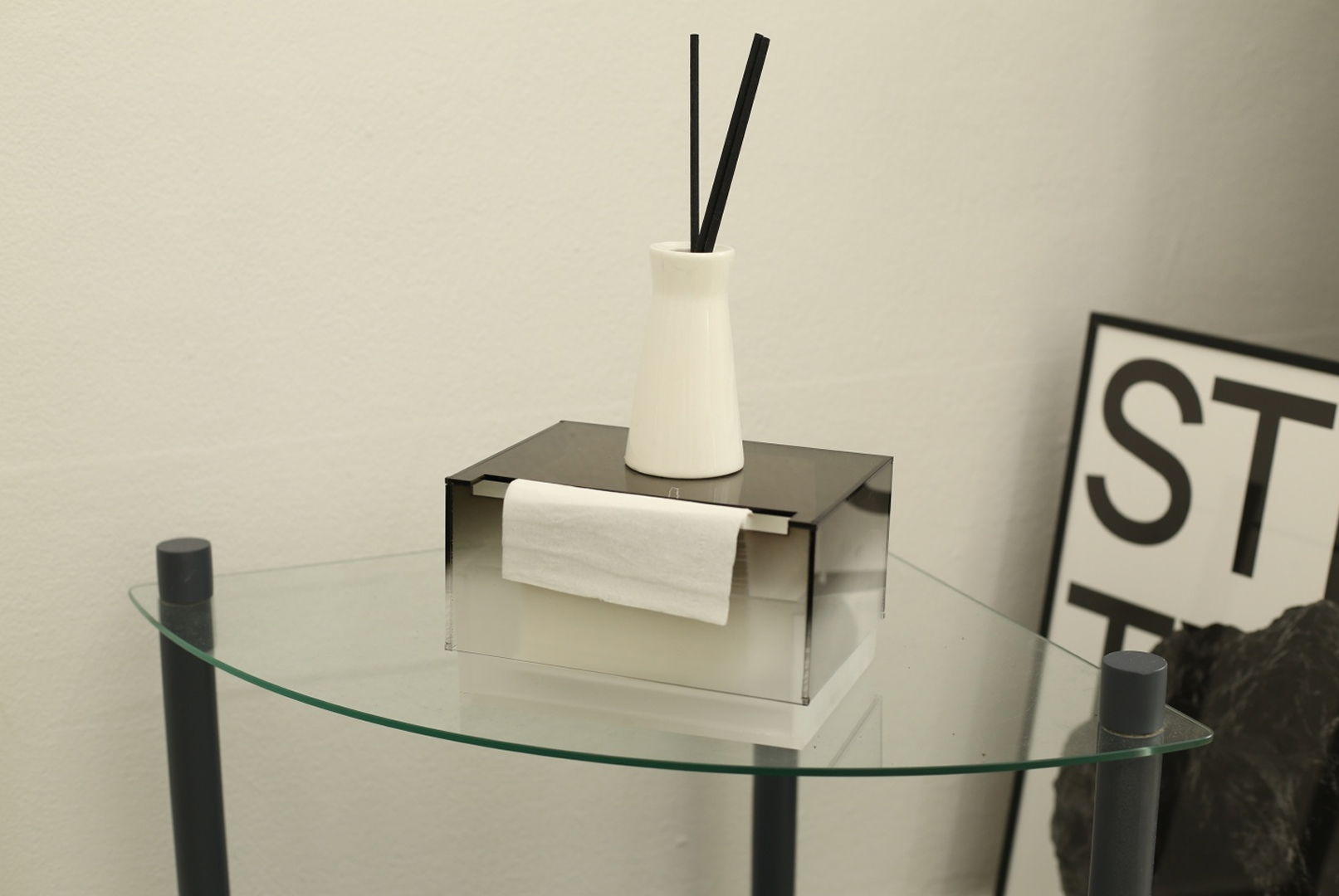 오브제가 올려져있는 티슈케이스 사진