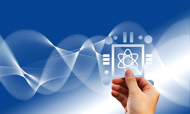 파란색 바탕에 하얀 물결의 파장이 있고 사람의 손이 파장 앞에 있다.