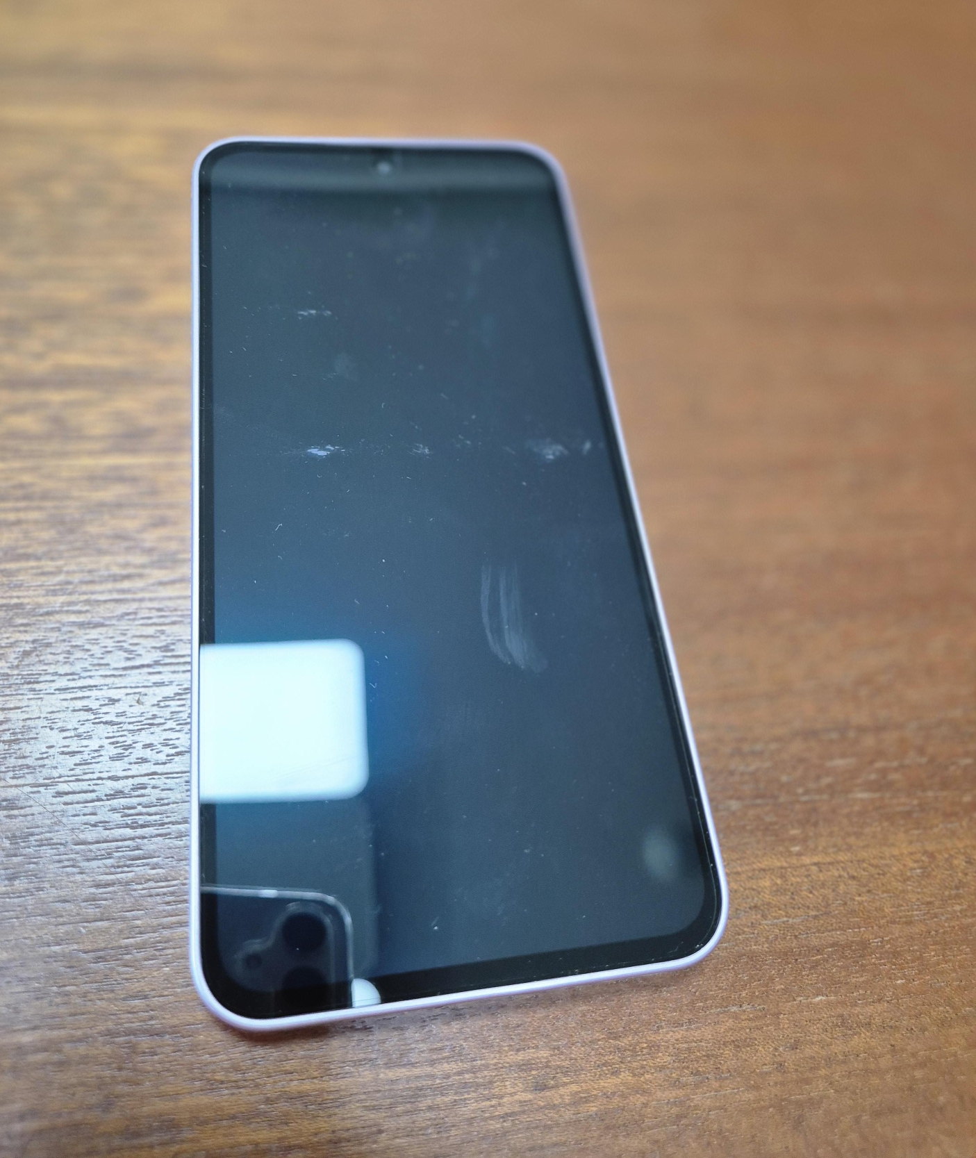 베젤이 얇아지진 않았지만, 펀치홀 카메라가 들어가서 더욱 꽉찬 디스플레이 디자인