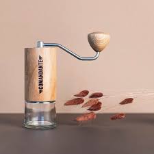 나무로 만든 수동 그라인더