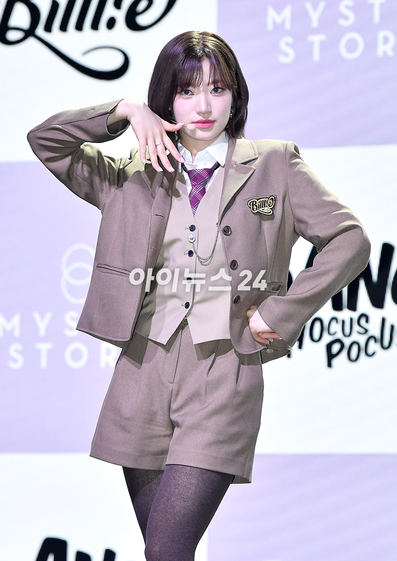걸그룹 빌리(Billlie) 시윤이 23일 오후 서울 서교동 신한카드pLay스퀘어 라이브홀에서 '사이드-비:메모얼스 오브 에코 언씬(side-B : memoirs of echo unseen)' 발매 기념 쇼케이스에서 무대를 선보이고 있다. [사진=곽영래 기자]