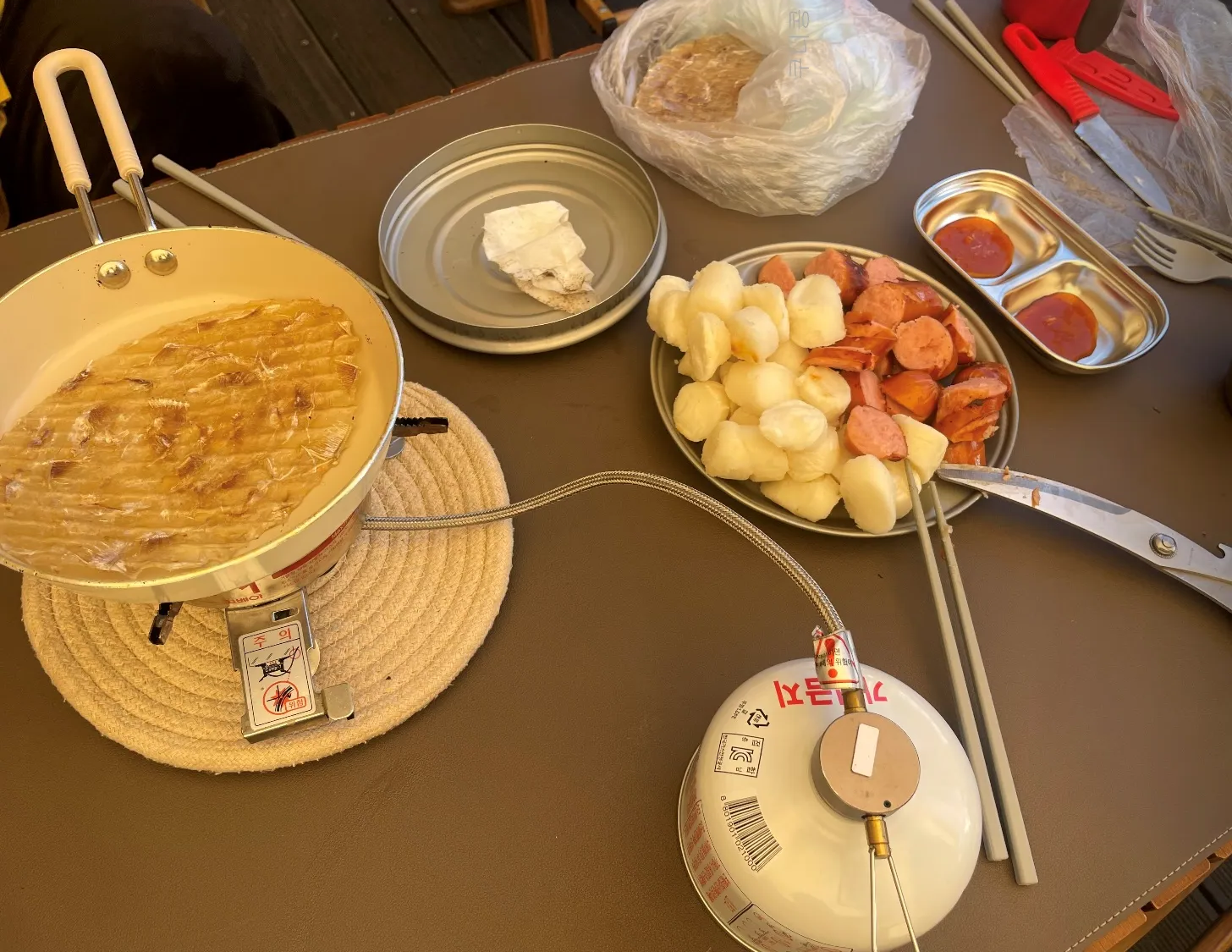 부모님과-4인-가족캠핑-자주-사용하는-캠핑용품-필수템-식기도구세트-구이바다-사용후기