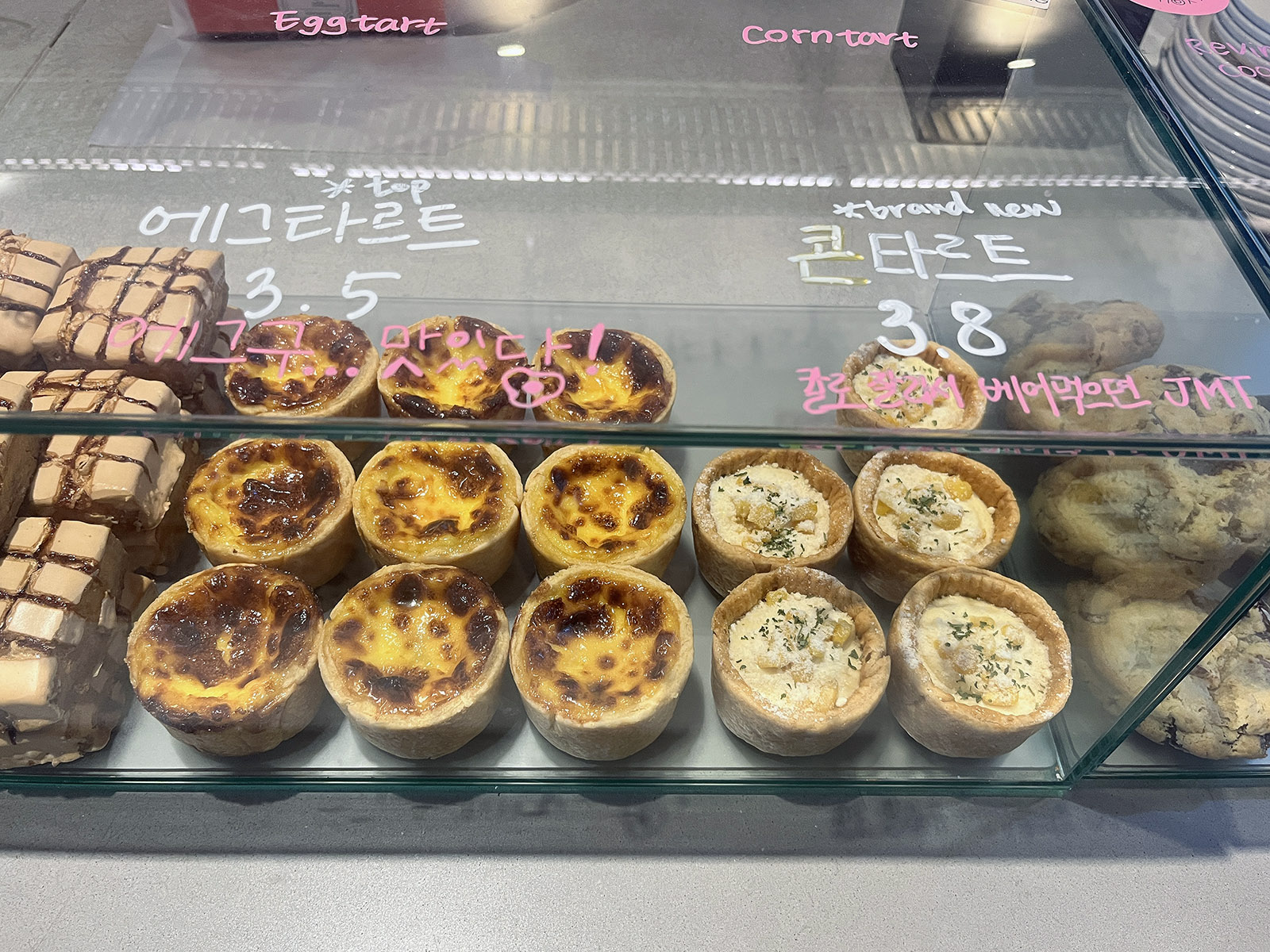 부산 남포동 카페 신창동커피 쇼케이스.