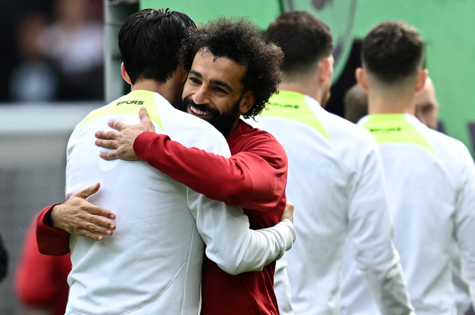 손흥민을 만나 반갑게 인사하는 살라