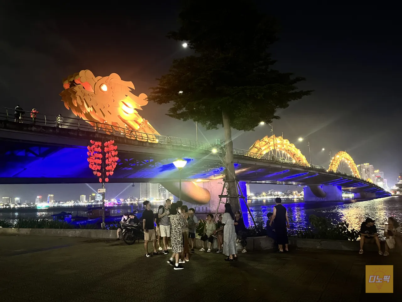 한강-위에-용-조형물-다리-많은-사람들이-기다리는-밤-거리