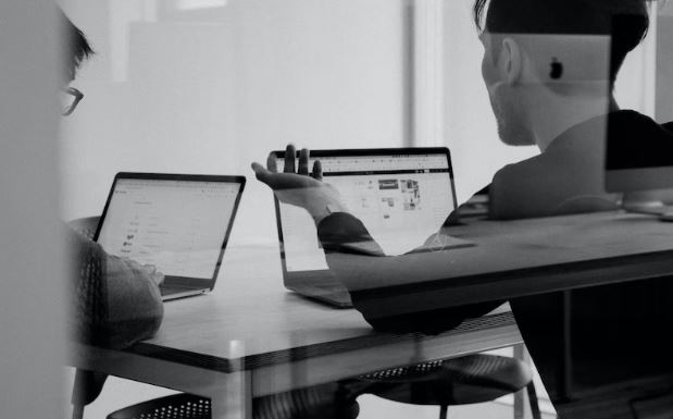 전문가와-상담중인-사진