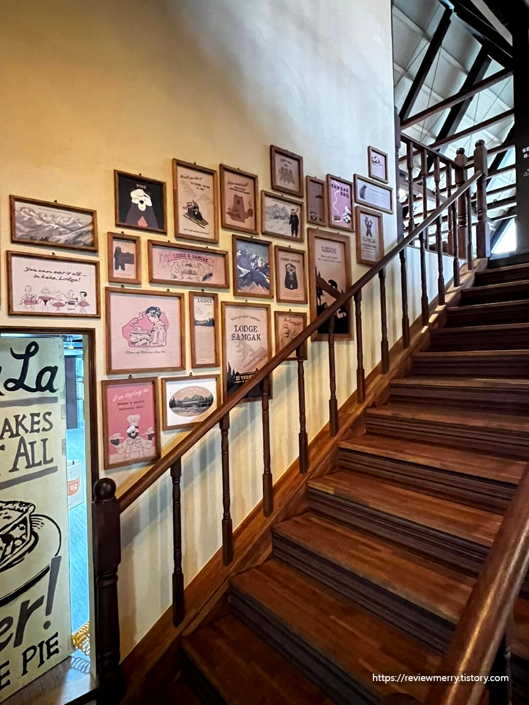 2층 올라가는 계단