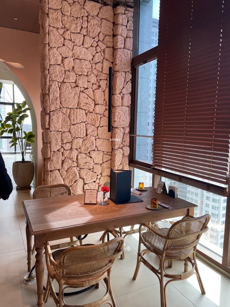 동탄 맛집 삼면이바다 스타즈 호텔 동탄 - 창가석