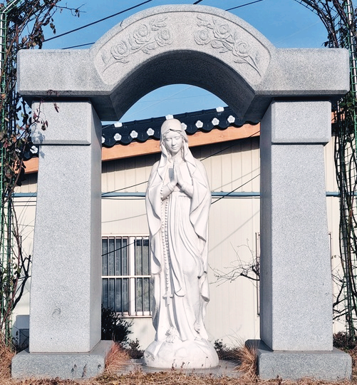 사진은 충청남도 보령 웅천성당에 있는 성모상입니다.