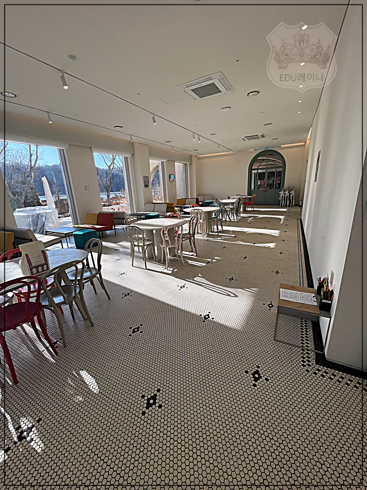 모쿠슈라-키즈공간-의자-테이블