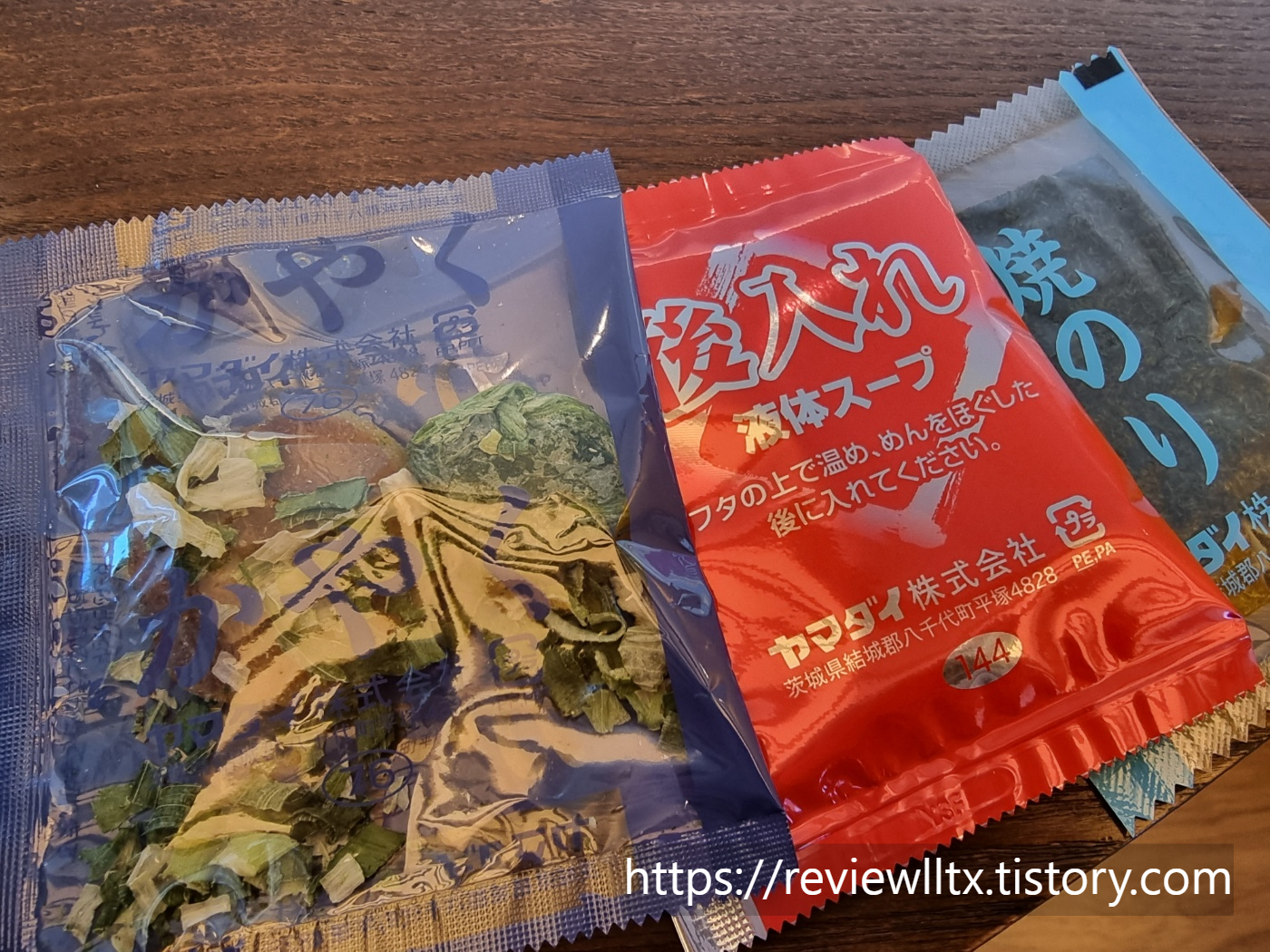 컵라면 스프의 사진&#44; 왼쪽부터 건더기&#44; 국물용 액상 스프&#44; 김