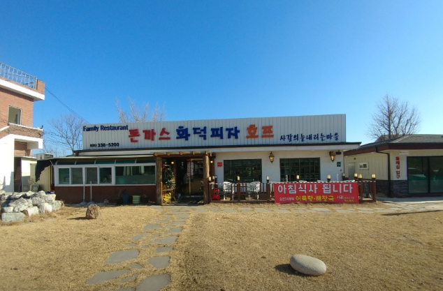 샤갈의 눈내리는 마을 외관
