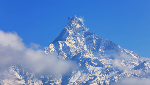 하늘과 맞닿을 듯 높고 뽀족한 산에 하얀 눈이 덮여 있는 모습