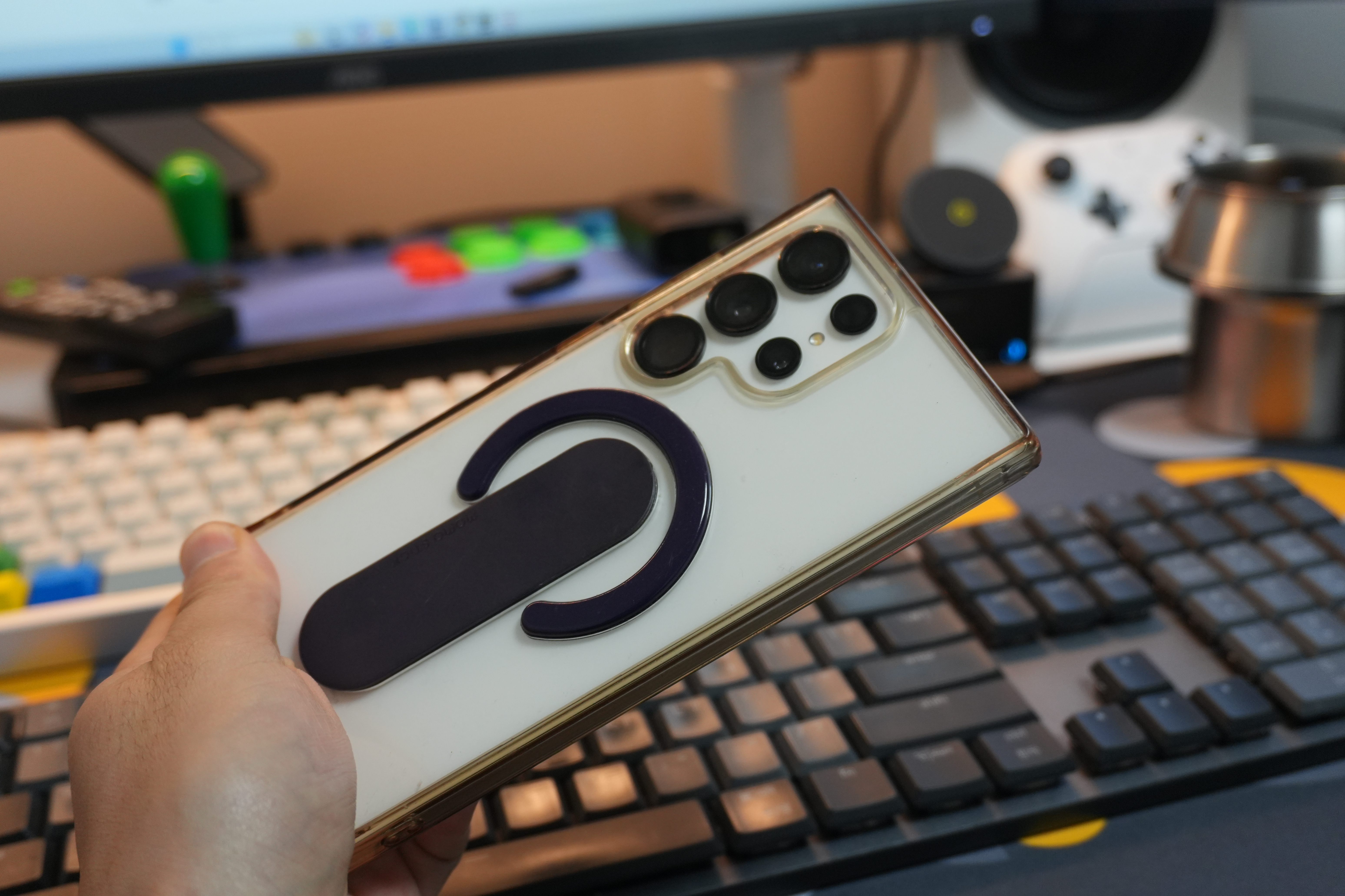 갤럭시 울트라 카메라로 조용하게 촬영하는 장면