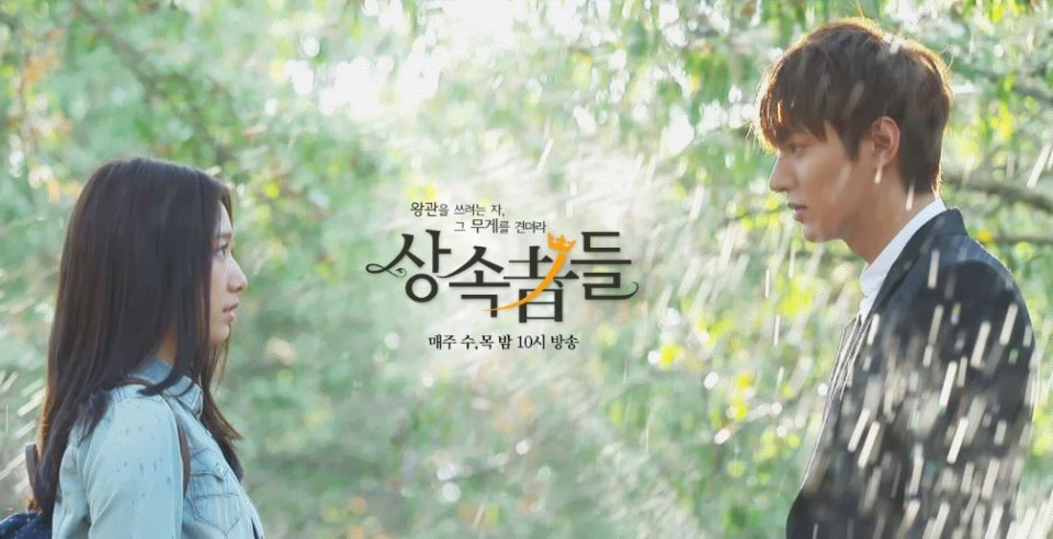 빗속에서 두 주인공이 마주 보고 있습니다.