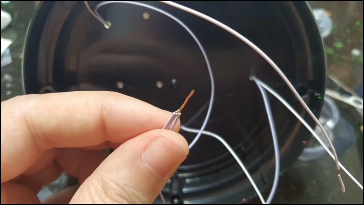 전선을-연결하고있는-사진
